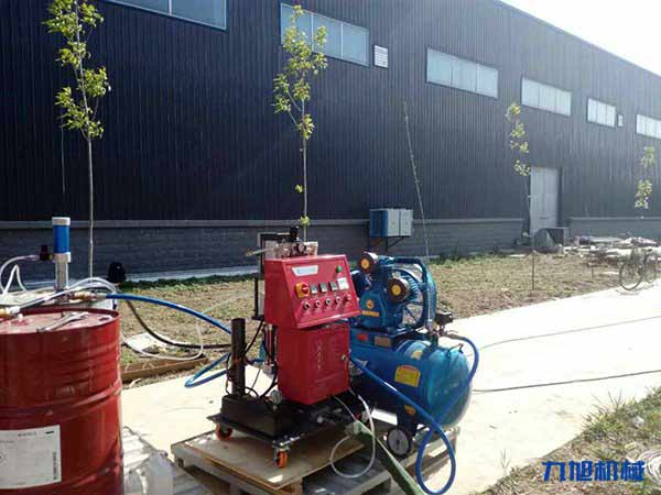 【圖片】常州保溫噴涂機哪種好 推薦4款施工聚氨酯噴涂機(圖2) 廠房表面聚氨酯保溫施工