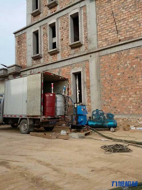 聚氨酯噴涂機(jī)對(duì)新建筑屋頂保溫施工